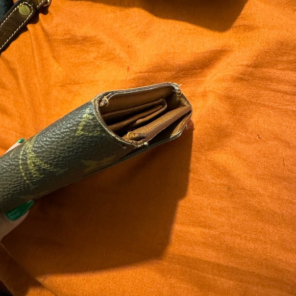 LV monogram medium sized wallet - Picture 9 of 11